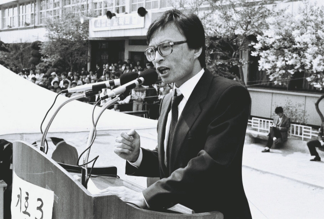 국무총리를 지낸 이해찬 민주평화통일자문회의 수석부의장이 25일 베트남에서 치료 중 별세했다고 민주평통이 밝혔다. 향년 73세. 사진은 1988년 3월 31일 제13대 총선에 출마한 관악구 이해찬 후보의 유세. 연합뉴스