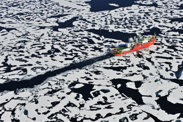 북극해를 항해 중인 한국 최초의 쇄빙연구선 아라온호(총톤수 7507t). 한국해양과학기술원(KIOST) 제공