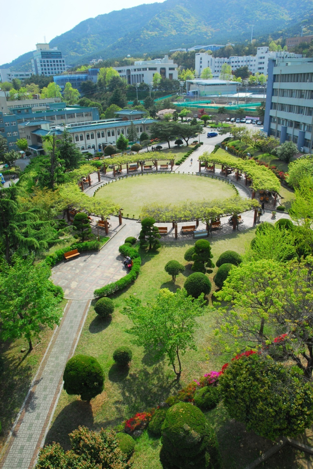 부산대 사회관 앞 잔디밭 ‘예원정’ 모습. 부산대 제공