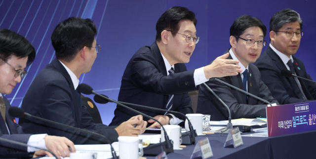 이재명 대통령이 23일 울산전시컨벤션센터에서 열린 '울산의 마음을 듣다' 타운홀미팅 간담회에서 발언하고 있다. 연합뉴스