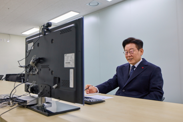 이재명 대통령이 26일 서울 종로구 정부서울청사 창성동 별관에 있는 초국가범죄 특별대응 TF 사무실을 방문해 캄보디아 현지에서 근무하는 공무원들과 화상통화하며 격려하고 있다. 연합뉴스