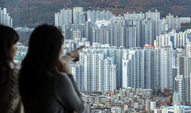 고가 주택과 저가 주택 간 평균 가격차를 나타내는 5분위 배율이 역대 최고 수준을 기록했다. 부산 롯데호텔에서 바라본 아파트 단지. 김종진 기자 kjj1761@
