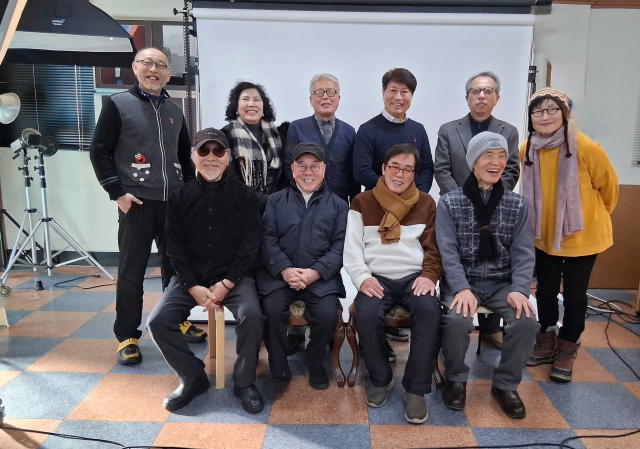 '부산연극인 인명사전' 지정 스튜디오인 '김동준사진실'에서 우연히 만난 연극인들이 한데 모여 기념촬영을 하고 있다. 뒷줄 왼쪽부터 박창화(배우), 민순라(의상), 김동석(기획), 권철(배우), 이종근(연출·조명), 박혜인(배우). 앞줄은 이기원(연출), 김문홍(극작·평론), 이성규(연출), 이상복(배우). 김동준사진실 제공