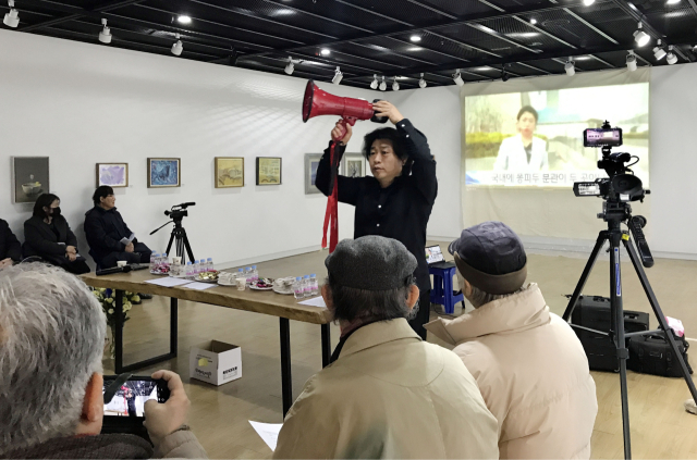 27일 오후 부산 수영구 금련산역갤러리에서 ‘퐁·반 500, 부산미술인 한마음展’ 선언식과 종합 오프닝 행사가 열리고 있다. 사진은 성백 작가의 퍼포먼스 모습. 김은영 기자 key66@