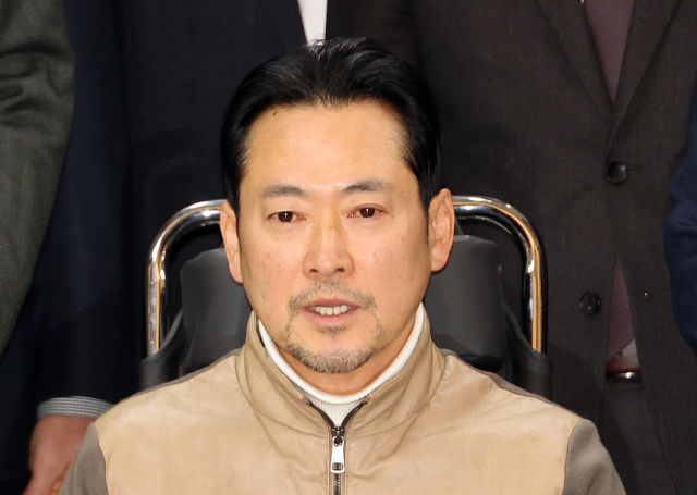 통일교·공천헌금 '쌍특검' 수용을 요구하며 여드레째 단식을 이어가던 국민의힘 장동혁 대표가 22일 건강 악화로 국회에서 병원으로 이송되기에 앞서 발언하고 있다. 연합뉴스