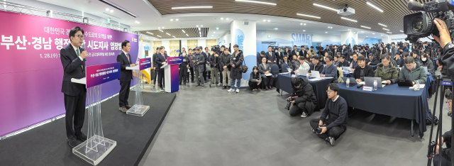 28일 부산·경남 행정통합 공동 입장문을 발표하고 있는 박형준(왼쪽) 부산시장과 박완수 경남도지사. 부산시와 경남도는 정부의 방향과 달리 올해 주민투표로 주민 의사를 확인한 뒤 확실한 재정 자치권이 보장된 특별법을 만들어 2028년 총선에서 통합 단체장을 선출한다는 로드맵을 도출했다. 김종진 기자 kjj1761@