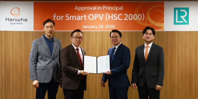 화시스템은 지난 28일 세계 3대 선급 기관 중 하나인 영국 로이드선급(Lloyd’s Register)으로부터 국내 최초로 ‘스마트 다목적 전투함’을 대상으로 개념설계 인증(AIP·Approval in Principle)을 획득했다. 왼쪽부터 김남태 로이드선급아시아 해군 함정 기술본부장, 홍충식 로이드선급 극동아시아 전략기획 부사장, 유문기 한화시스템 해양사업부장, 정지훈 한화시스템 스마트배틀십 체계팀장. 한화시스템 제공