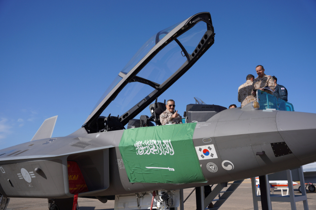 알 사우드(중장) 사우디아라비아 공군사령관이 KF-21을 탑승해 기념사진을 촬영하고 있다. KAI 제공