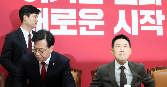 29일 국회에서 열린 국민의힘 최고위원회의에서 우재준 청년최고위원이 장동혁 대표와 송언석 원내대표 뒤로 이동하고 있다. 국민의힘 지도부는 이날 한동훈 전 대표에 대한 제명안을 의결했다고 밝혔다. 연합뉴스