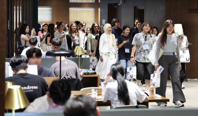 부산시와 부산글로벌도시재단 초청으로 부산을 방문한 카자흐스탄 알마티 한국교육원 학생 등 26명이 지난해 8월 금정구 부산대 캠퍼스 투어에 나서 도서관 시설을 둘러보고 있다. 정종회 기자 jjh@