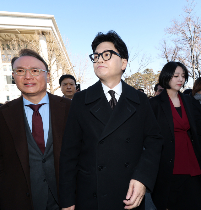 국민의힘에서 제명된 한동훈 전 대표가 29일 제명 결정과 관련해 기자회견을 하기 위해 국회 소통관으로 향하고 있다. 연합뉴스