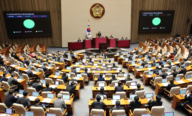 지난 29일 오후 국회에서 열린 제431회 국회(임시회) 제2차 본회의에서 반도체산업 경쟁력 강화 및 지원에 관한 특별법안’이 가결되고 있다. 연합뉴스