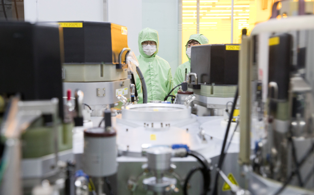 배경훈 과학기술정보통신부 장관(왼쪽)이 지난해 8월 13일 서울 관악구 서울대학교 반도체공동연구소를 방문해 주요 연구시설을 둘러보고 있다. 과기정통부 제공