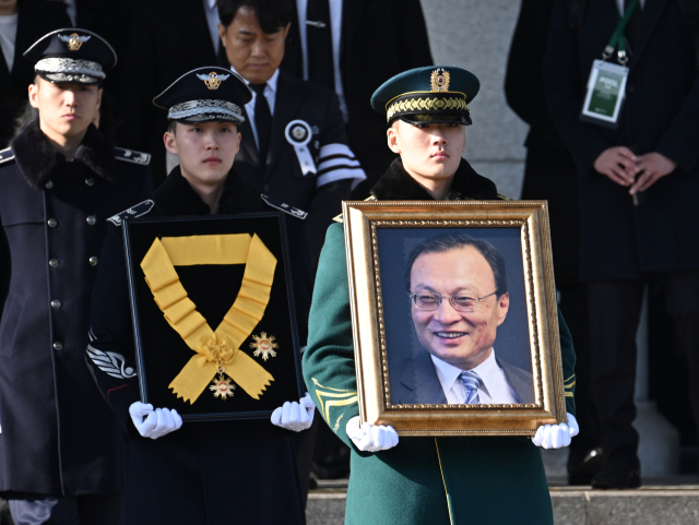 이해찬 전 국무총리의 사회장 영결식이 엄수된 31일 서울 여의도 국회 의원회관에서 운구행렬이 영결식장을 나서고 있다. 연합뉴스