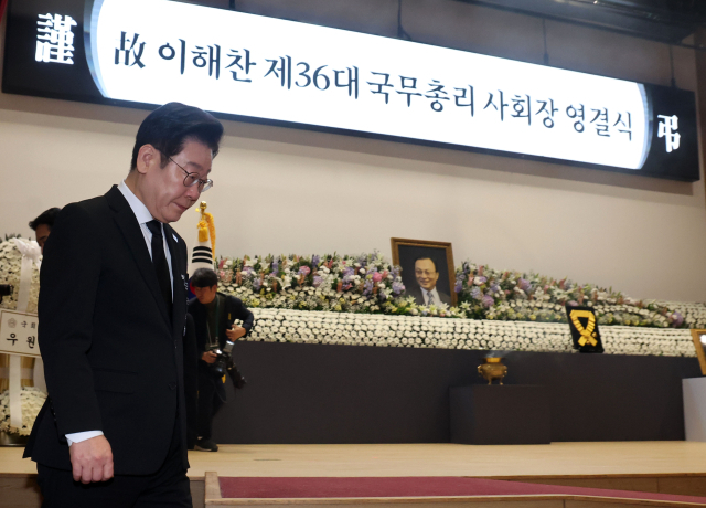 이재명 대통령이 31일 서울 여의도 국회 의원회관에서 진행된 이해찬 전 국무총리 영결식에서 헌화 후 자리로 돌아가고 있다. 연합뉴스