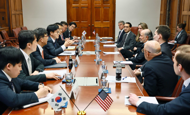 김정관 산업통상부 장관이 지난달 29일(현지시간) 미국 워싱턴 DC 상무부 회의실에서 하워드 러트닉(Howard Lutnick) 미 상무부 장관과 면담을 갖고 관세 등 통상 현안을 논의하고 있다. 산업부 제공