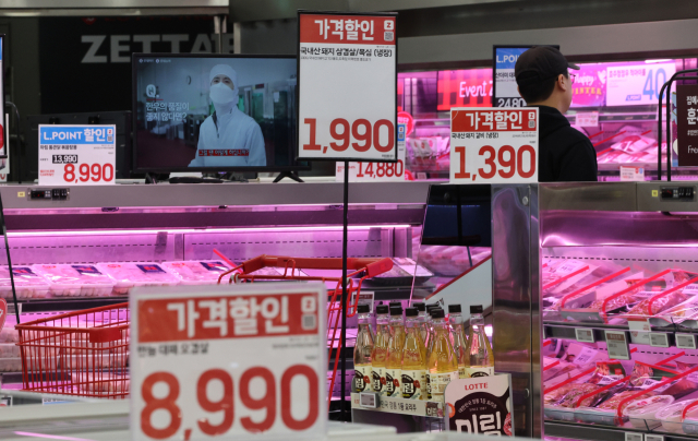 설 명절을 앞두고 돼지고기와 한우 등 축산물 가격이 올라 소비자들의 부담이 커지고 있다. 서울 한 대형마트 육류 판매대 모습. 연합뉴스