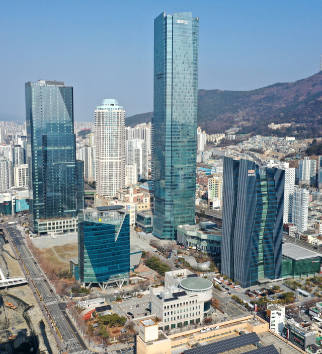 부산국제금융센터 3단계(BIFC Ⅱ, 왼쪽 위 건물)가 지난달 29일 부산 남구 문현동 금융센터 내 22층에서 준공식을 갖고 본격 운영에 들어갔다. 부산 남구 문현금융단지 전경. 정종회 기자