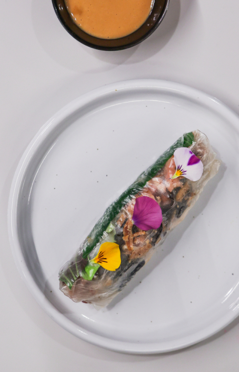 봄동 스프링 롤과 스파이시 피넛 소스. ‘아워플래닛’ 제공