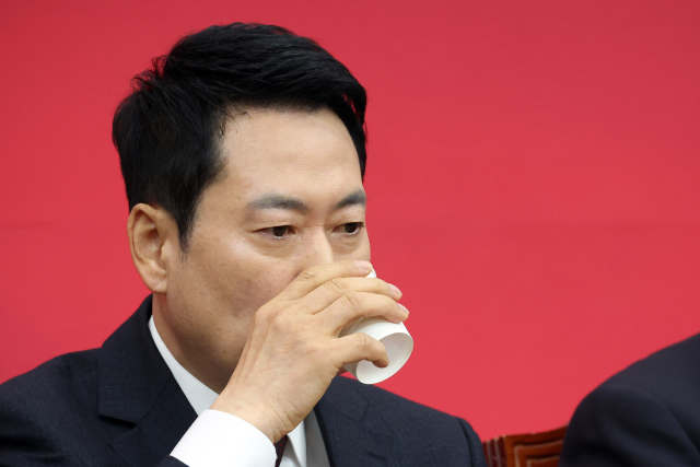 국민의힘 장동혁 대표가 2일 국회에서 열린 최고위원회의에서 물을 마시고 있다. 연합뉴스