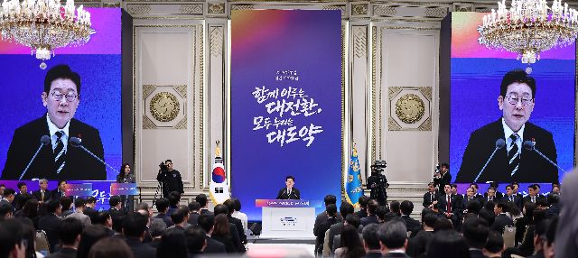 이재명 대통령이 지난달 21일 청와대 영빈관에서 열린 신년기자회견에서 취재진의 질문을 받고 있다. 부산일보DB