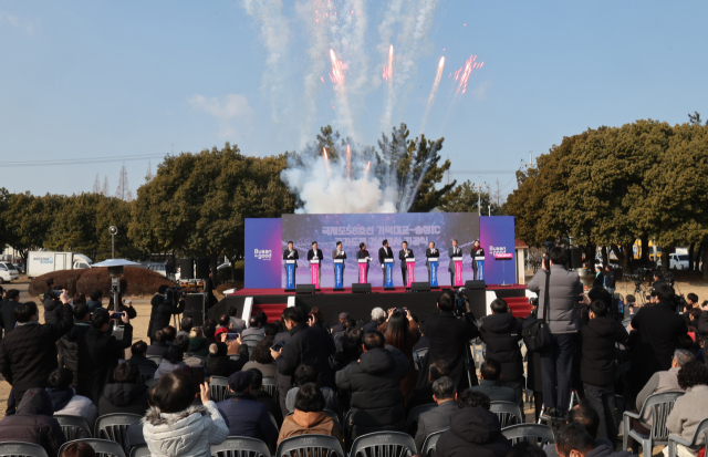 ‘가덕대교~송정IC 고가도로 건설사업 기공식’이 2일 오전 부산 강서구 희망공원에서 열렸다. 이번 사업은 가덕 신공항과 부산항 신항 개발로 예상되는 교통수요에 대응하기 위해 강서구 송정동 가덕대교에서 송정나들목까지 구간에 고가도로를 건설하는 사업으로 길이 2.72km, 폭 19m의 왕복 4차로로 조성된다. 이재찬 기자 chan@