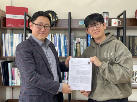 (왼쪽부터) 동아대 화학공학과 양수철 교수, 심종효 학생.