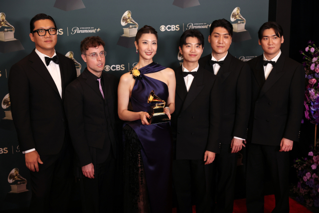 ‘케이팝 데몬 헌터스’ 팀이 1일(현지 시각) 미국 캘리포니아주 로스앤젤레스에서 열린 68회 그래미 어워즈 사전 행사에서 ‘골든’으로 ‘베스트 송 리튼 포 비주얼 미디어’ 부문을 수상했다. EPA연합