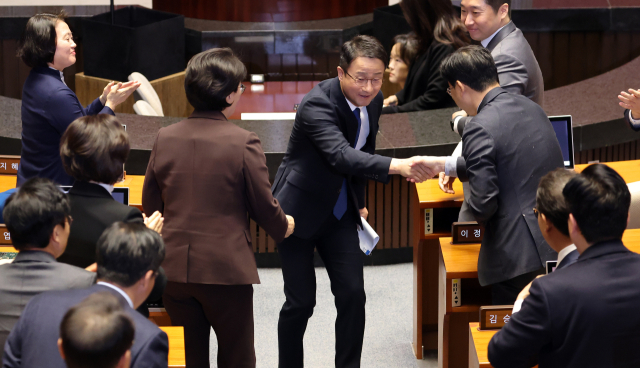 더불어민주당 한병도 원내대표가 3일 국회에서 열린 제432회 국회(임시회) 제2차 본회의에서 국정에 관한 교섭단체 대표 연설을 마친 뒤 의원들과 악수하고 있다. 연합뉴스