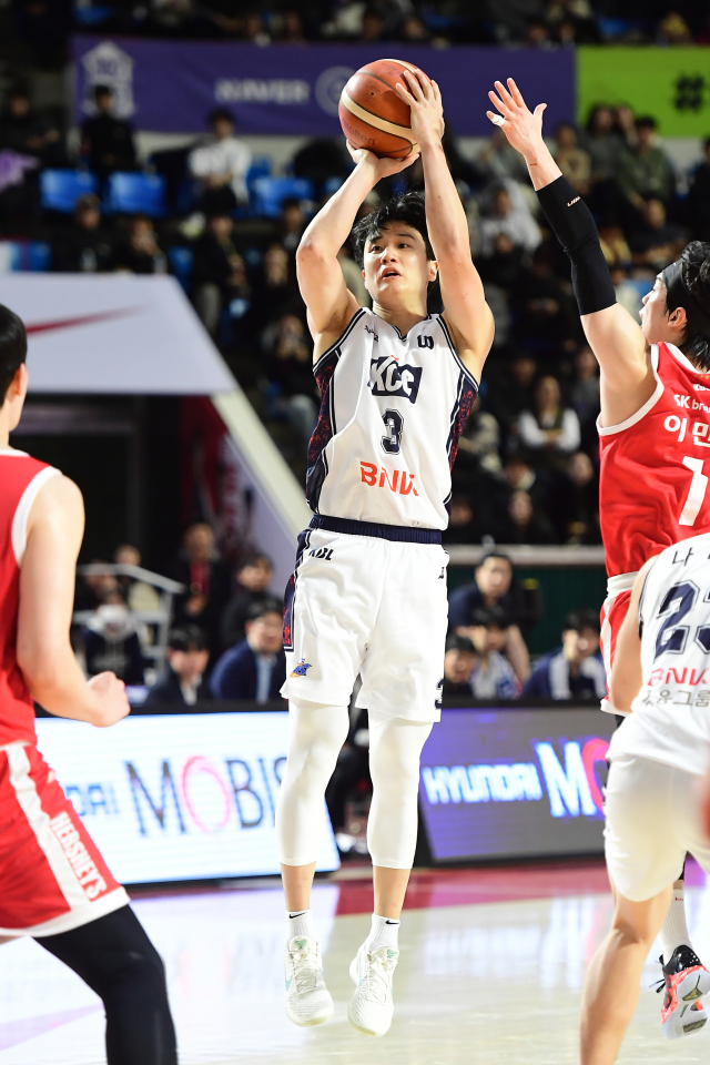지난 2일 서울 SK와의 경기에서 3점슛을 던지고 있는 허웅. KBL 제공