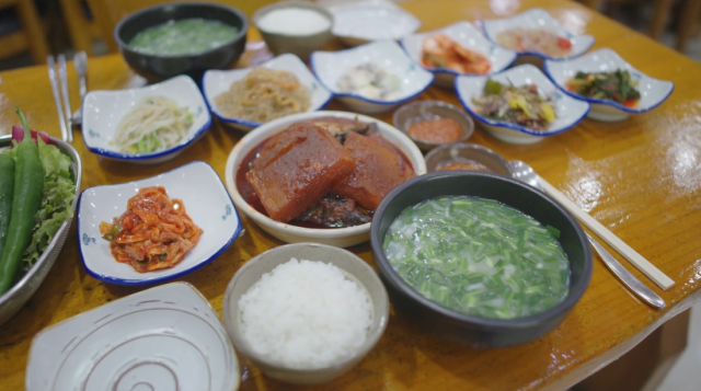 섬진강 재첩국의 재첩국 정식. 넷플릭스 ‘미친맛집’ 캡처