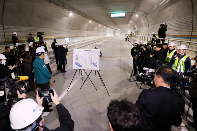부산 북구 만덕동과 해운대구 재송동을 잇는 만덕센텀고속화도로 개통을 앞두고 현장점검이 진행된 4일 오후 박형준 부산시장이 대심도 터널 내에서 화재 상황시 연기 배출 등에 대한 보고를 받고 있다. 정종회 기자 jjh@