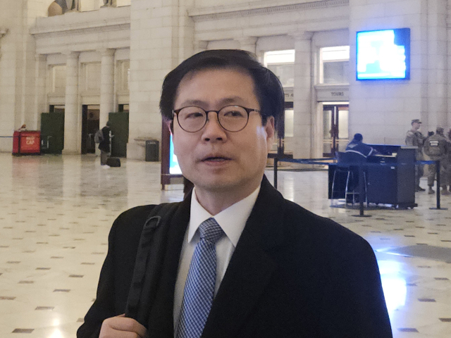 여한구 통상교섭본부장이 3일(현지시간) 미국 워싱턴 DC의 유니온역에서 기자들과 만나 질문에 답하고 있다. 연합뉴스