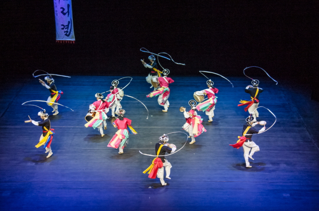 지난해 부산문화재단 '우수예술' 지원 사업으로 선정된 풍물굿패 소리결의 공연 모습. 부산문화재단 제공