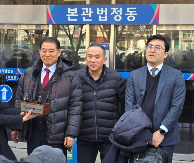 정치자금법 위반 혐의로 재판에 넘겨져 1심에서 무죄를 받은 명태균(가운데) 씨와 변호인들이 취재진의 질문에 답변하고 있다. 강대한 기자