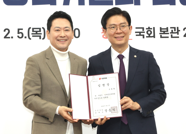 국민의힘 장동혁 대표가 5일 국회에서 열린 인재영입위원회 임명장 수여식에서 조정훈 위원장에게 임명장을 수여하고 있다. 연합뉴스