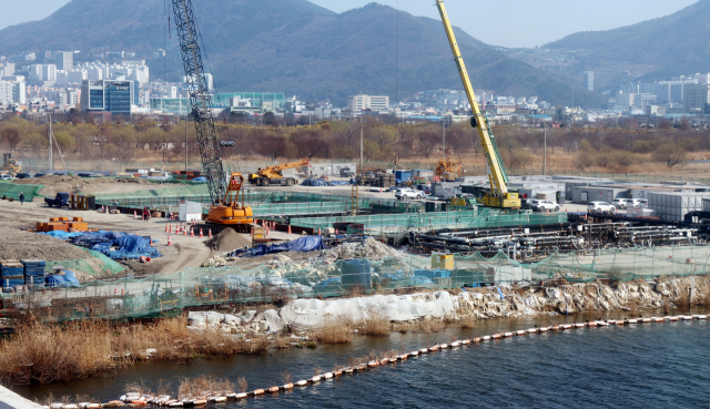 개통이 지연되고 있는 부전~마산 복선전철 공사와 관련해 정부가 사고조사위원회를 운영하기로 했다. 2020년 붕괴 사고가 발생했던 부산 사상구 삼락생태공원 인근 공사 현장. 부산일보DB
