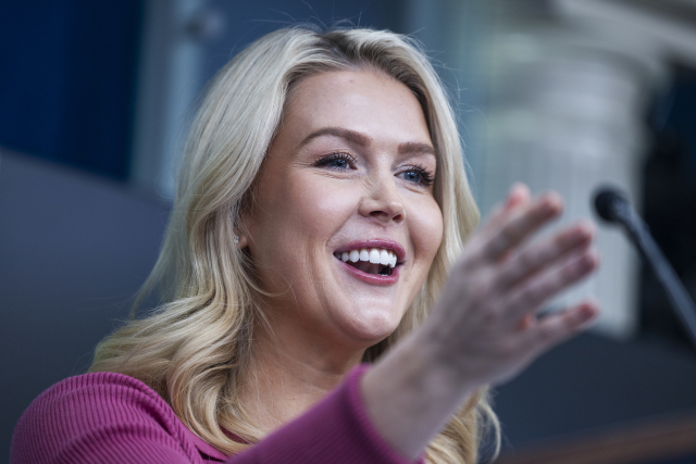 5일(현지시간) 미국 워싱턴 DC 백악관 브리핑룸에서 캐롤라인 레빗 백악관 대변인이 기자들과 대화하고 있다. EPA 연합뉴스