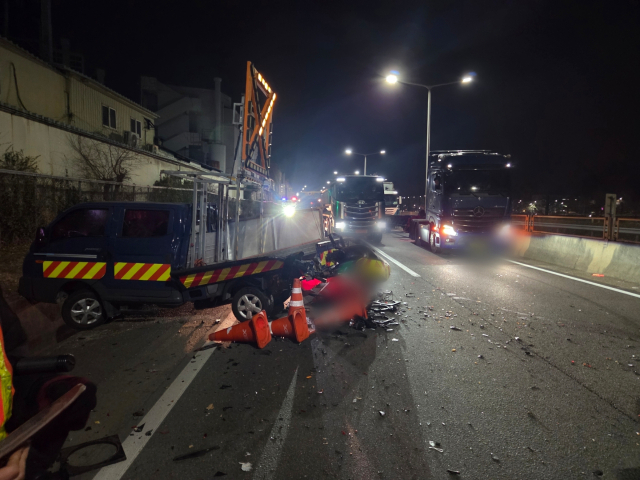 추돌사고로 부서진 작업안내 차량. 부산지방경찰청 제공