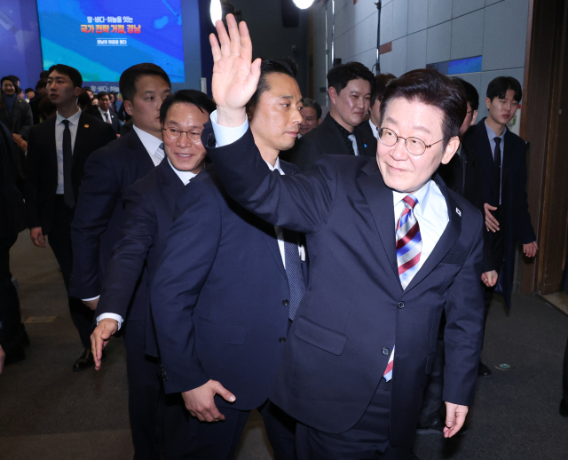 이재명 대통령이 6일 창원 성산구 창원컨벤션센터에서 '경남의 마음을 듣다' 타운홀미팅 간담회 후 참석자들을 향해 인사하며 이석하고 있다. 연합뉴스