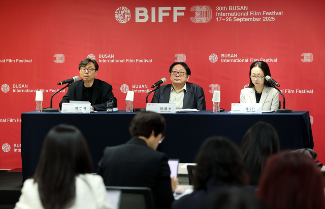 부산국제영화제 정한석(왼쪽부터) 집행위원장과 박광수 이사장, 박가언 수석프로그래머가 지난해 4월 29일부산 해운대구 영화의전당에서 기자간담회를 열고 30주년 영화제의 변화에 대해 설명하고 있다. 정종회 기자 jjh@