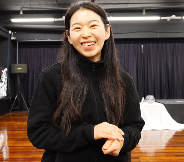 연극 ‘시간의 저편에서-오셀로 파트 Ⅱ’에 모나 역을 맡은 이은주 배우. 연출이 없는 연극이라 연기하기가 쉽지 않다고 말했다. 김희돈 기자