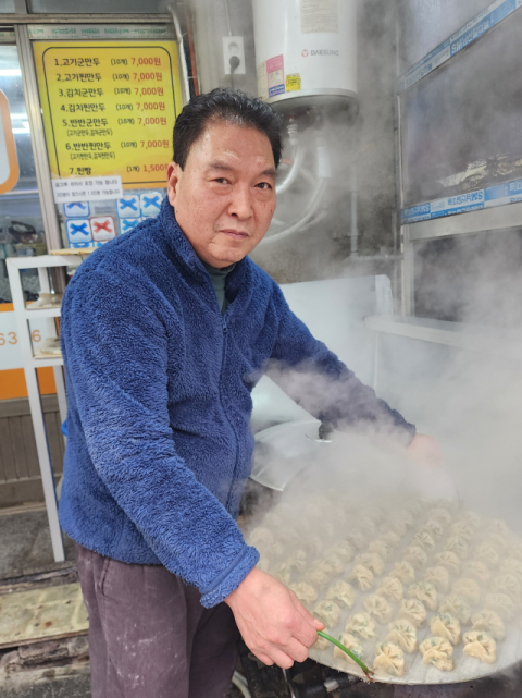 ‘명당만두’ 백형진 대표는 매일 아침 촛불을 켜고 기도를 드리며 하루를 시작한다.