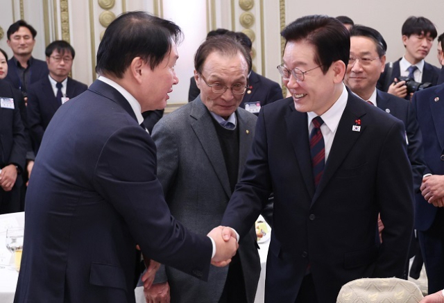 사진은 지난 1월 2일 이재명 대통령이 청와대 영빈관에서 열린 신년 인사회에서 최태원 대한상의 회장과 인사하는 모습. 연합뉴스
