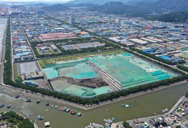 부산 유일의 산업폐기물 매립장인 부산 강서구 송정동 ‘부산그린파워’. 이 매립장의 잔여 용량은 약 23%로, 현 추세대로라면 앞으로 약 5년 이후 사용이 불가능한데, 기장의 산폐장 건립은 진척이 없다. 정종회 기자 jjh@