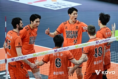 환호하는 OK저축은행 선수들. 한국배구연맹 제공