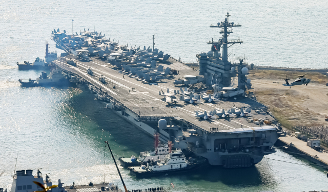 지난해 11월 미 해군 핵추진 항공모함 조지 워싱턴함(CVN-73)이 해군작전사령부 부산작전기지에 입항하고 있다. 지난해에만 부산에서 총 4차례의 미군 전략자산이 전개됐다. 연 1회 수준이던 2016년 이전과 비교하면 부산의 ‘전략자산 허브화’가 뚜렷하다. 김종진 기자 kjj1761@