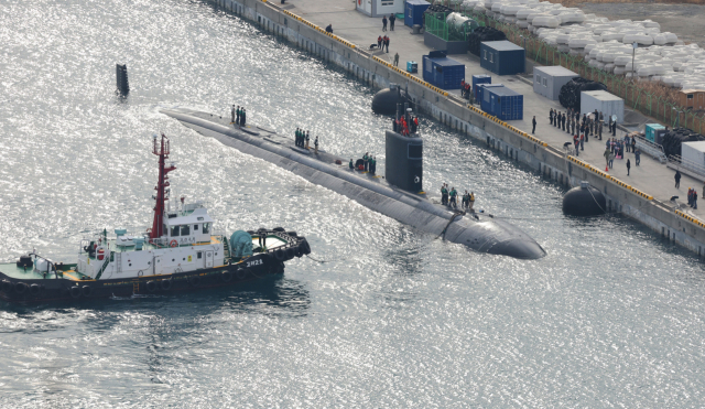 지난해 12월 23일 부산 남구 해군작전사령부 부산작전기지에 미 해군 핵 추진 잠수함 '그린빌함'이 입항하고 있다. 이재찬 기자 chan@