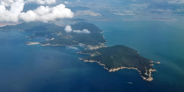 가덕신공항 부지 조성 공사 2차 입찰이 대우건설 컨소시엄 단독 응찰로 유찰되자 수의계약을 서둘러야 한다는 목소리가 높다. 가덕신공항이 들어설 가덕도 전경. 김경현 기자 view@