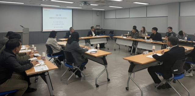 경남도와 창원시, 해군, 국회 등 관계자들이 지난 6일 경남도청에서 ‘창원 진해 비행안전구역 대책회의’를 진행하고 있다. 경남도 제공